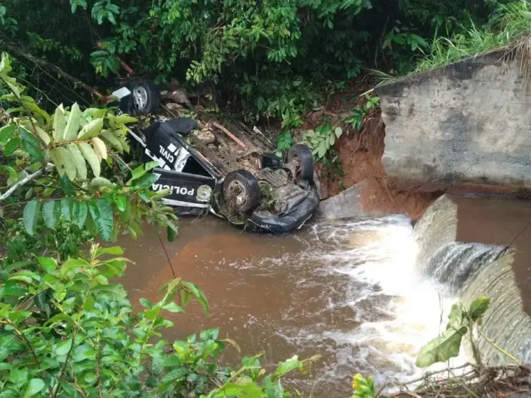 Viatura policial sai da pista e cai dentro de Igarapé em Rondônia