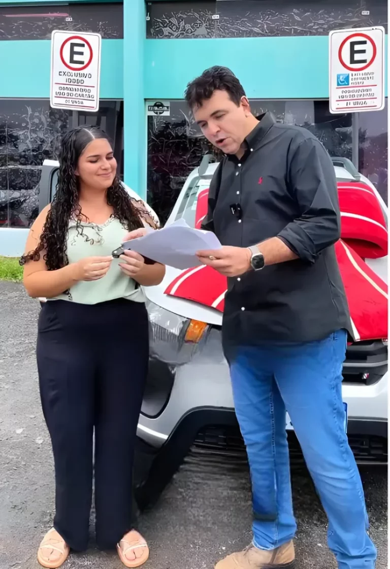 Prefeitura de Cacoal entrega veículo 0km à ganhadora do IPTU Premiado