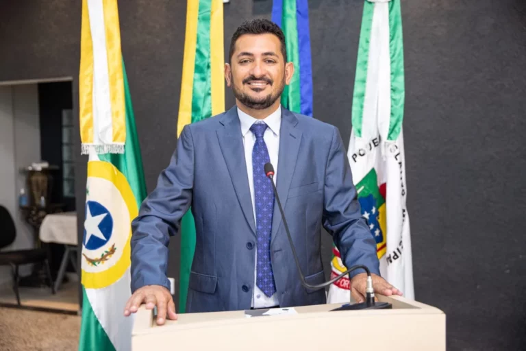 Vereador Edimar Kapiche Cobra Melhorias para Servidores e Infraestrutura Urbana em Discurso na Câmara