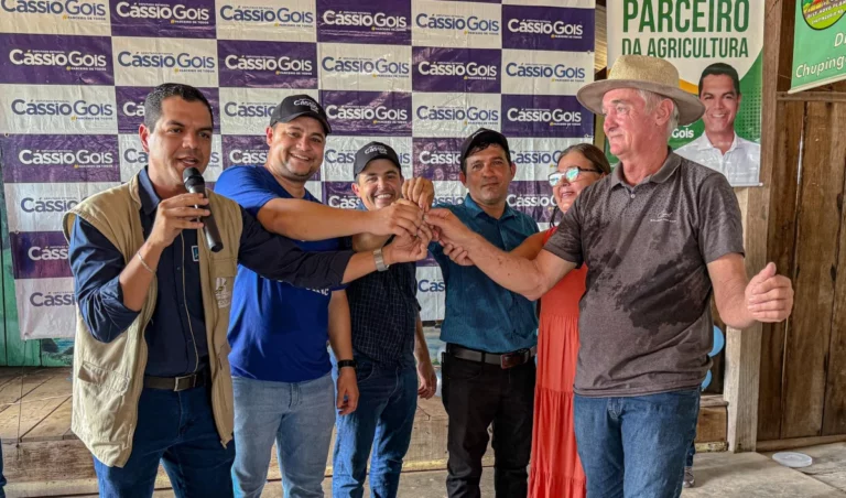 Deputado Cássio Gois entrega trator para Associação de produtores rurais em Chupinguaia