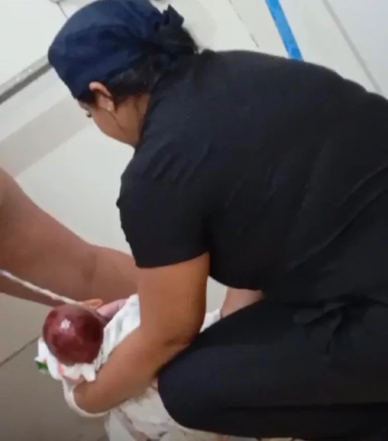 Mulher dá à luz em banheiro de hospital após enfermeiras supostamente se recusarem a acordar médica de plantão
