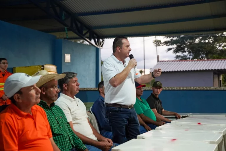 Luís do Hospital entrega retroescavadeira a produtores de leite de Tarilândia