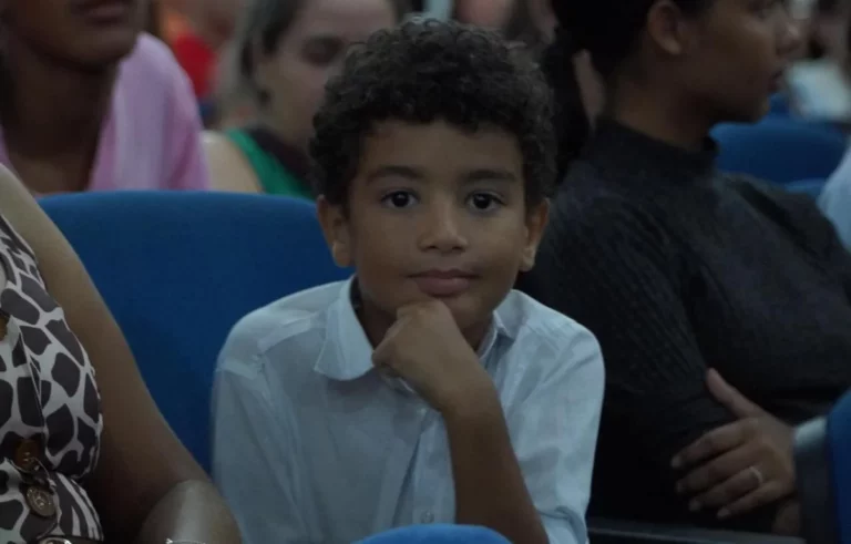 Menino aprende Libras para se comunicar com colega de sala