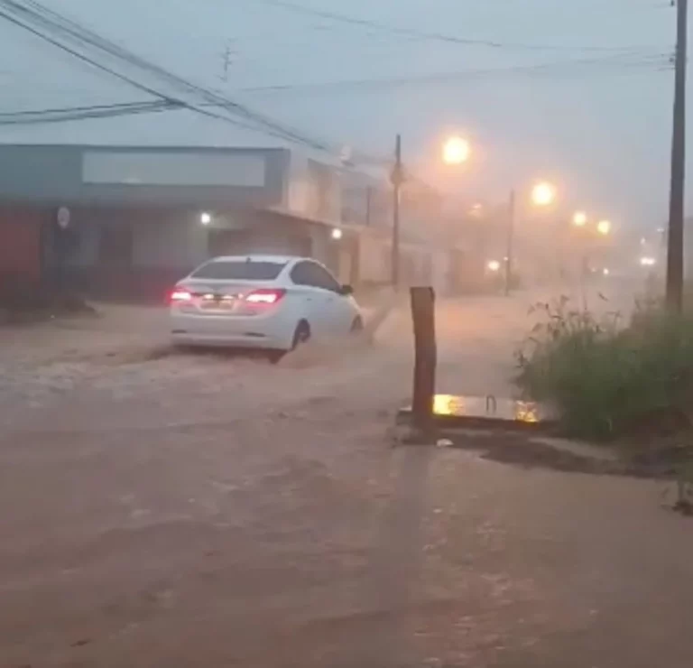 Fortes chuvas causam alagamentos em Cacoal e levantam questionamentos sobre obras de drenagem na Rua Uirapuru