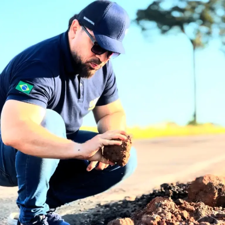 Asfalto da BR-429 se desmancha sob fiscalização do vereador Márcio Freitas