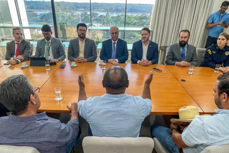 Deputado Alex Redano defende em reunião interinstitucional no TJRO, moradores da Unidade Soldado da Borracha