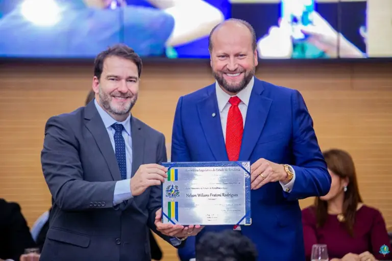 Presidente da Assembleia Legislativa Alex Redano, entrega medalha do Mérito Legislativo a Nelson Willians em reconhecimento à sua contribuição para Rondônia